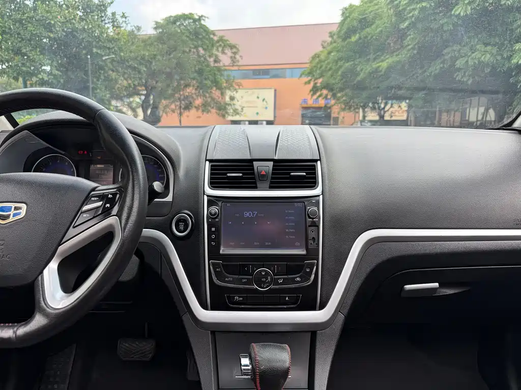 Geely Emgrand 2015 — фото 13
