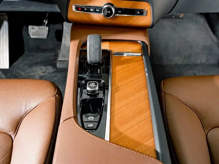 Volvo XC90 2022 — фото 13