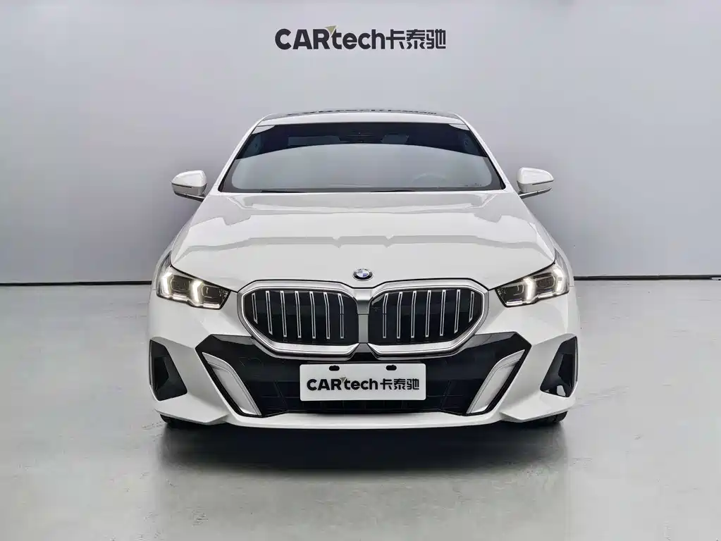 BMW 5 Series 2025 — фото 2