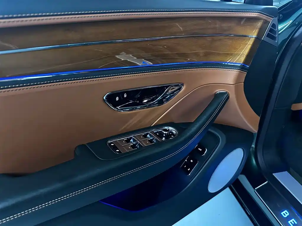 Bentley Flying Spur 2020 — фото 15