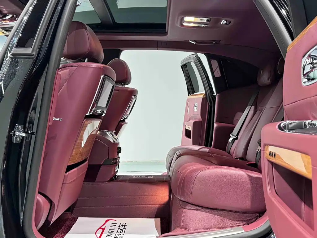 Rolls-Royce Ghost 2018 — фото 16