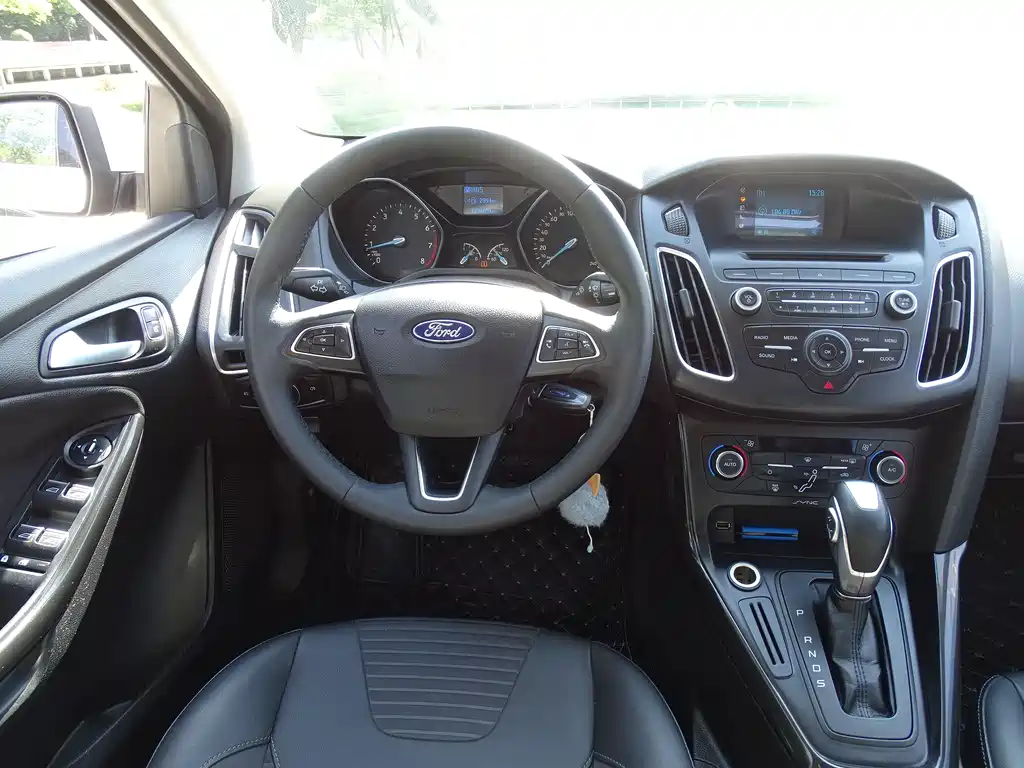 Ford Focus 2015 — фото 23