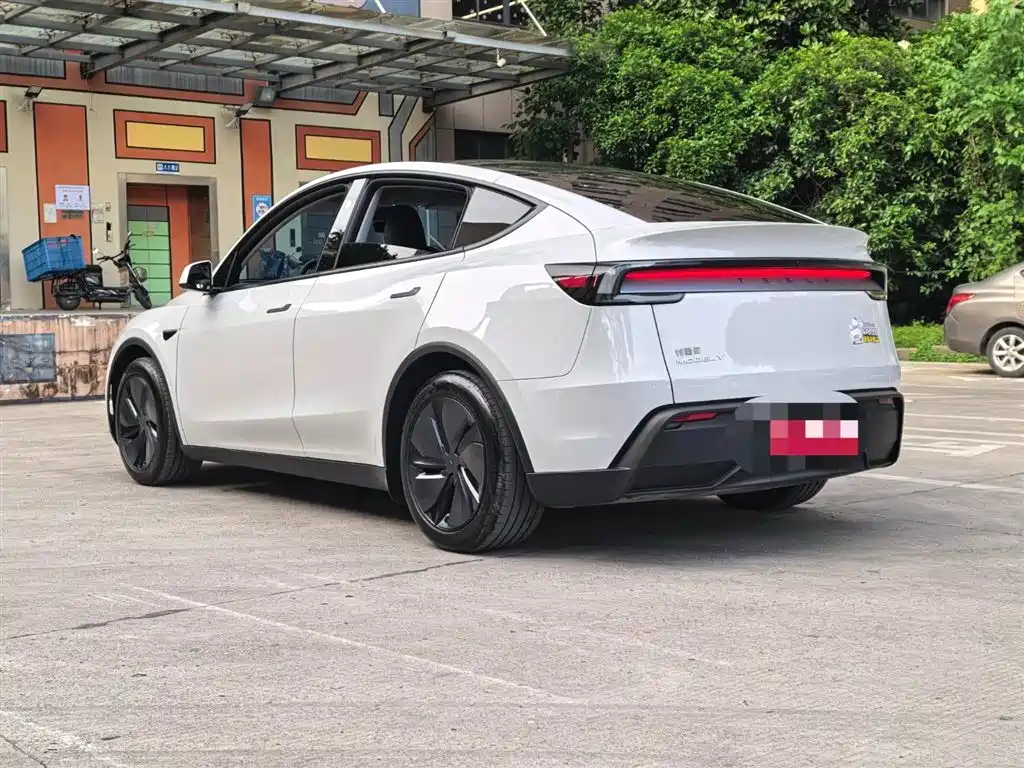 Tesla Model Y 2025 — фото 17
