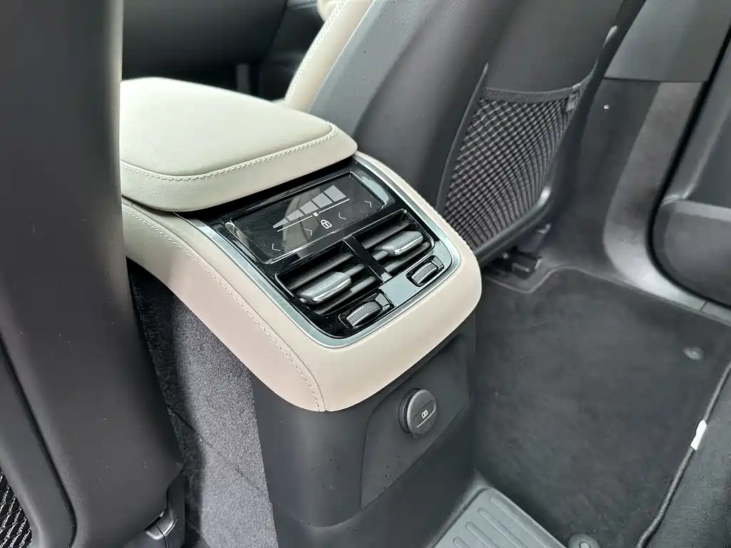 Volvo XC90 PHEV 2025 — фото 10