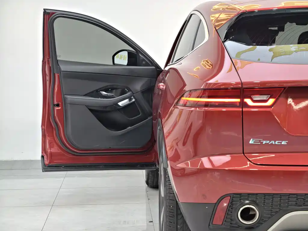 Jaguar E-PACE 2020 — фото 10