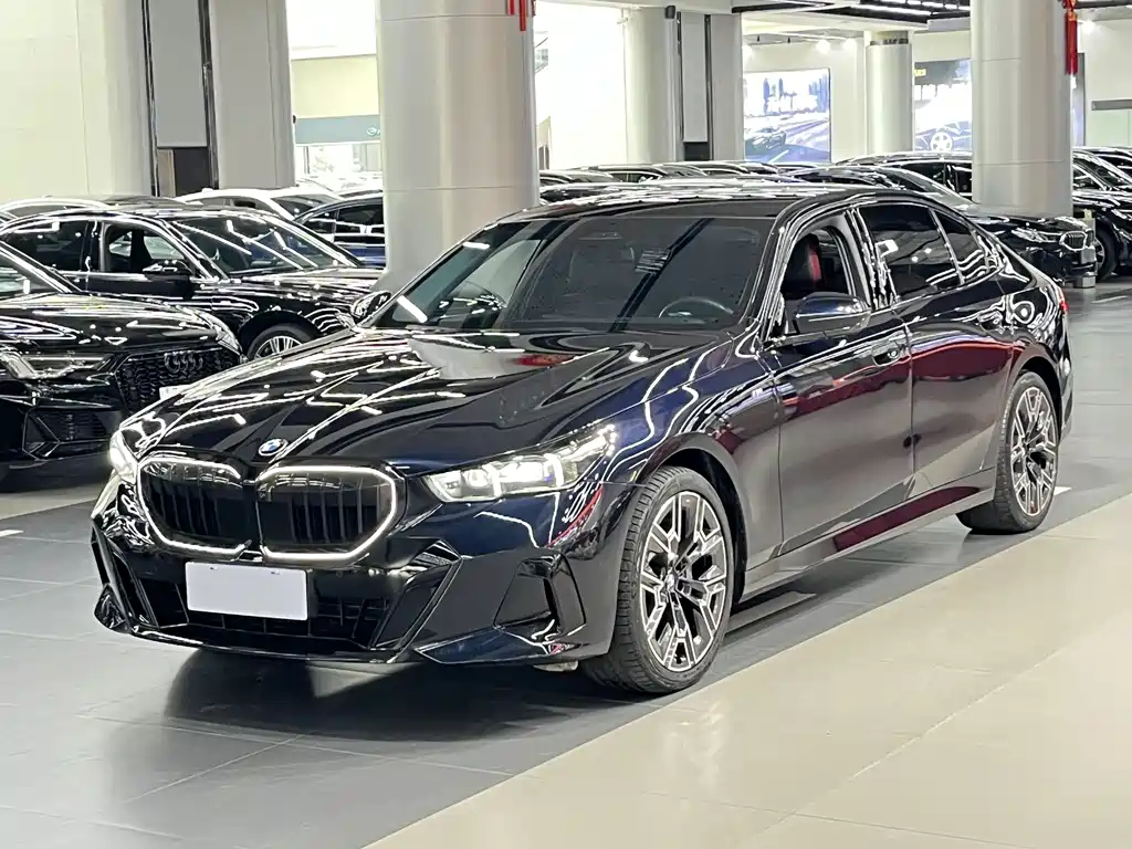 BMW 5 Series 2025 — фото 1