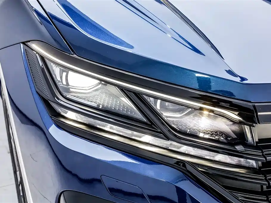 Volkswagen Touareg 2023 — фото 32