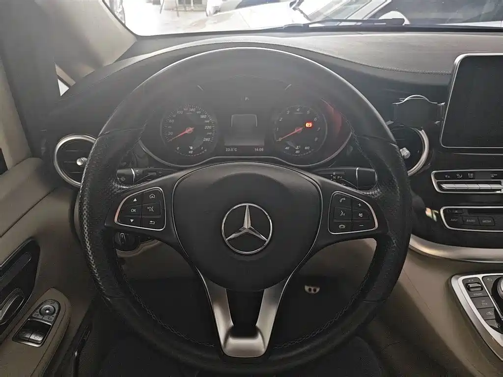 Mercedes-Benz V-Class 2018 — фото 18