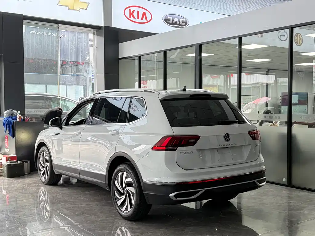 Volkswagen Tiguan L 2023 — фото 13
