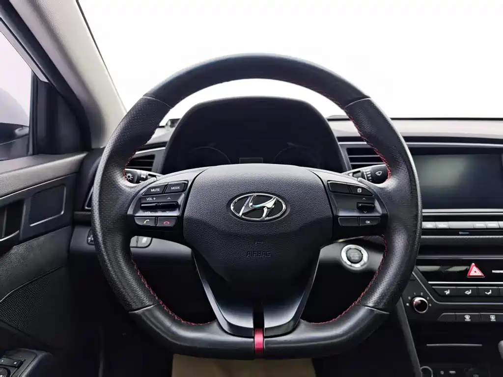 Hyundai Elantra 2018 — фото 8