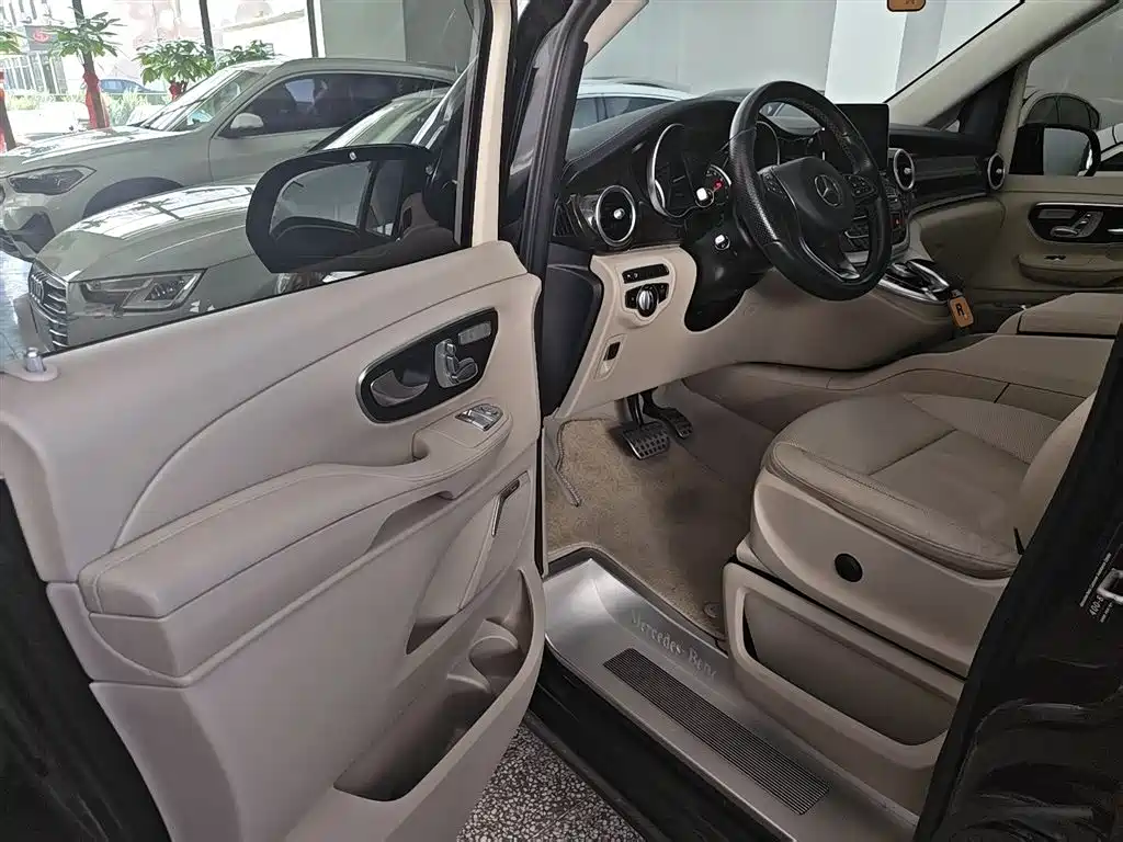 Mercedes-Benz V-Class 2018 — фото 21