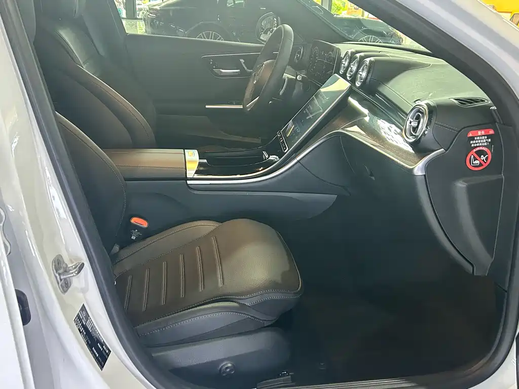 Mercedes-Benz C-Class 2025 — фото 17