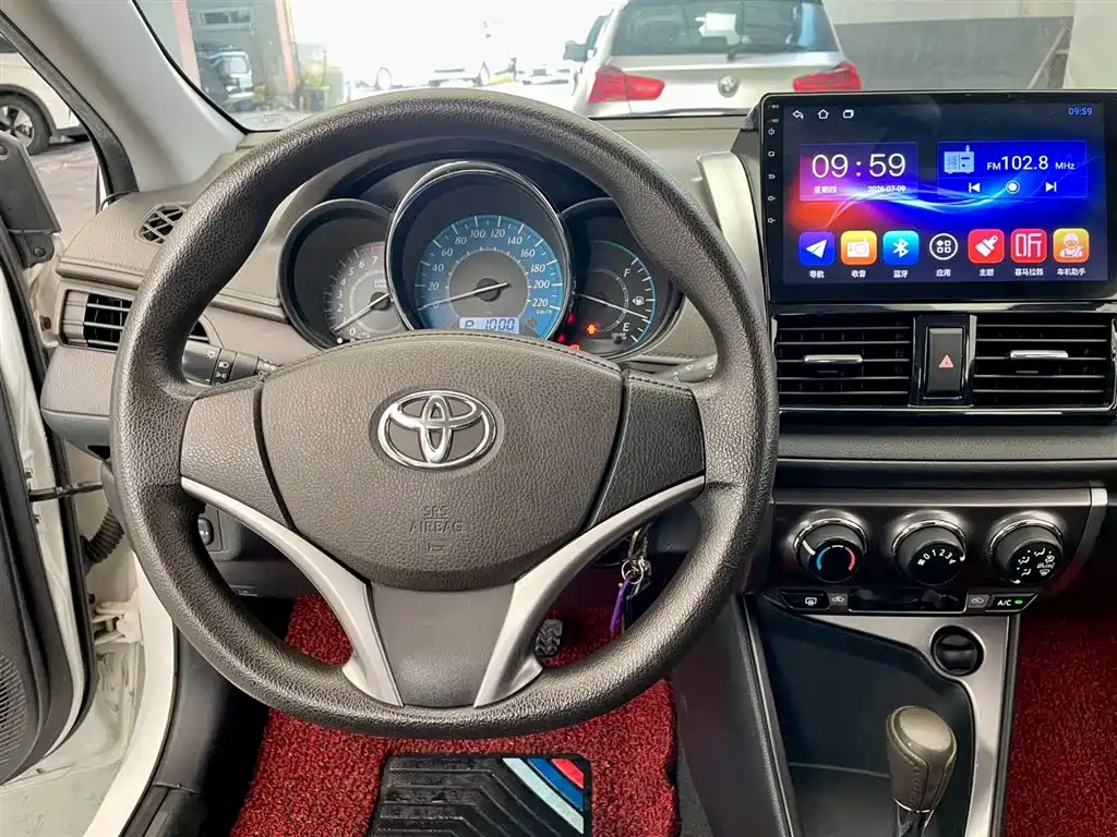 Toyota Yaris L 2015 — фото 12