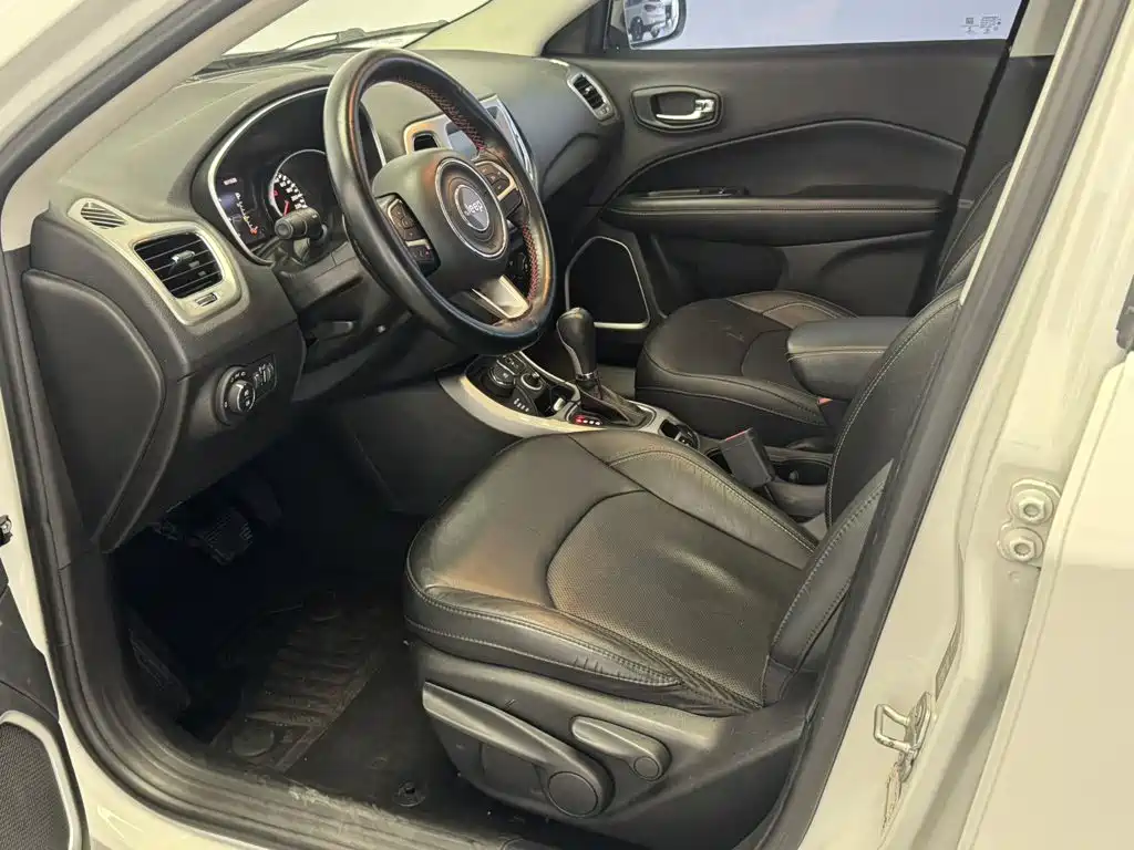 Jeep Compass 2018 — фото 15