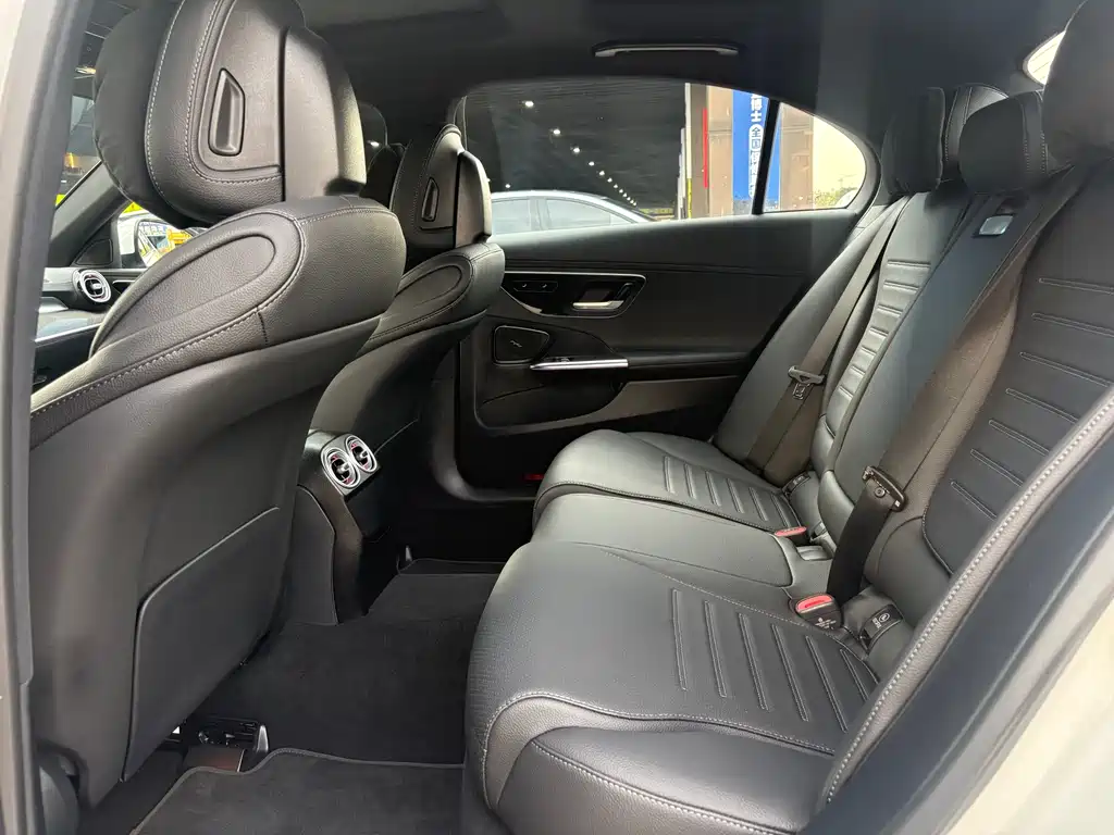 Mercedes-Benz C-Class 2025 — фото 13