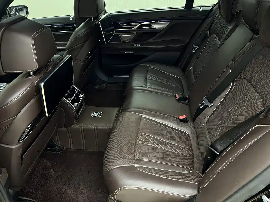 BMW 7 Series 2018 — фото 16