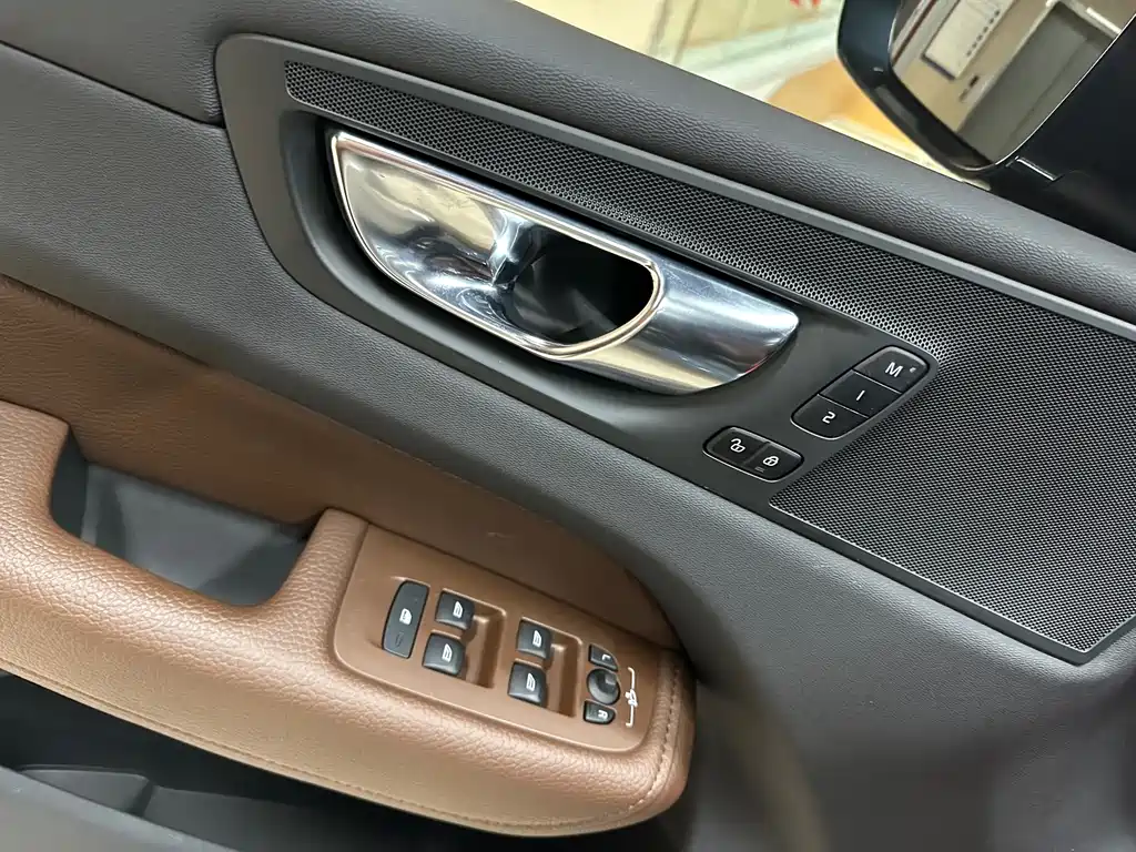 Volvo XC60 2020 — фото 10
