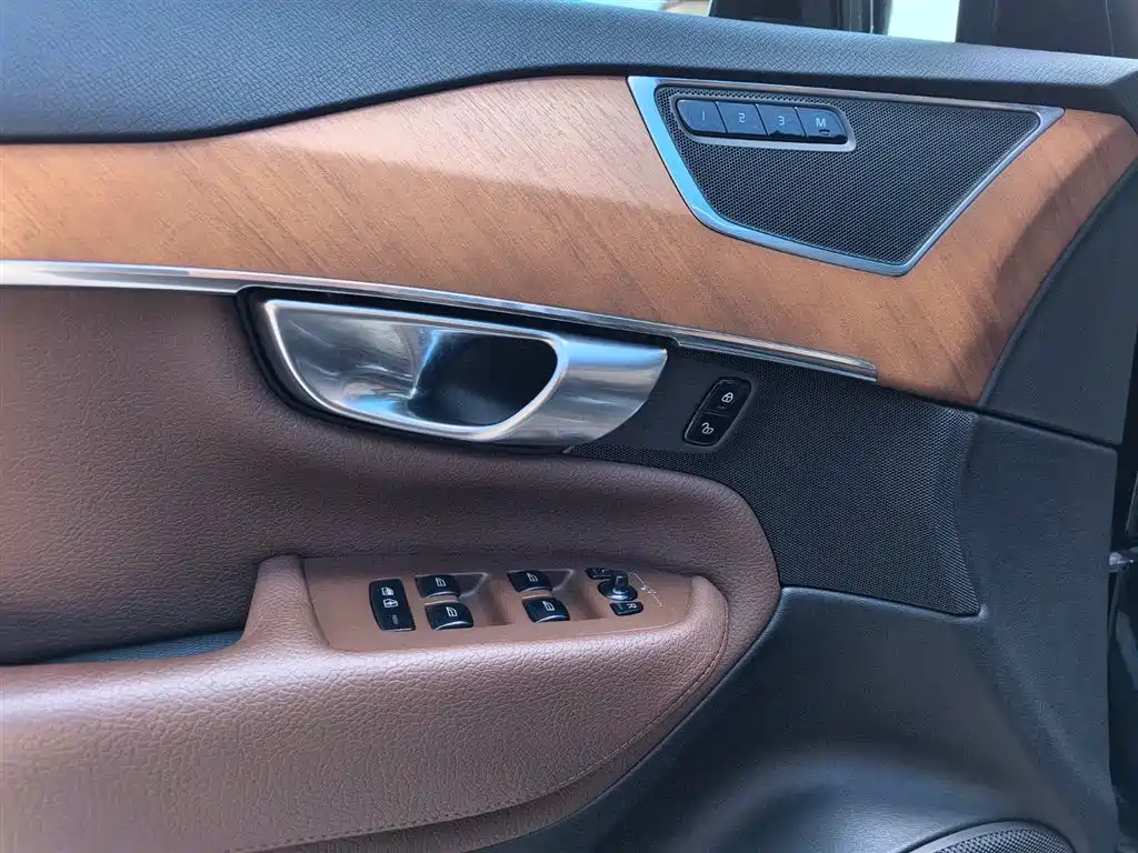 Volvo XC90 2019 — фото 12