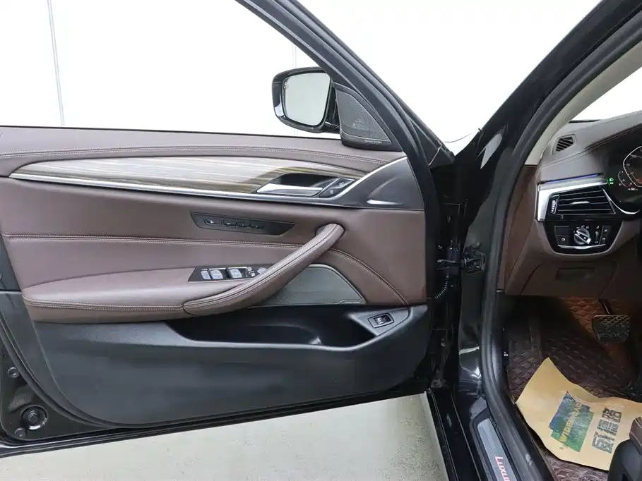 BMW 5 Series 2022 — фото 11
