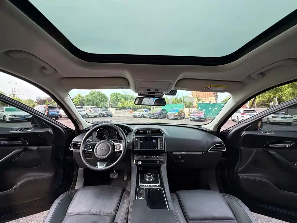 Jaguar F-PACE 2017 — фото 11