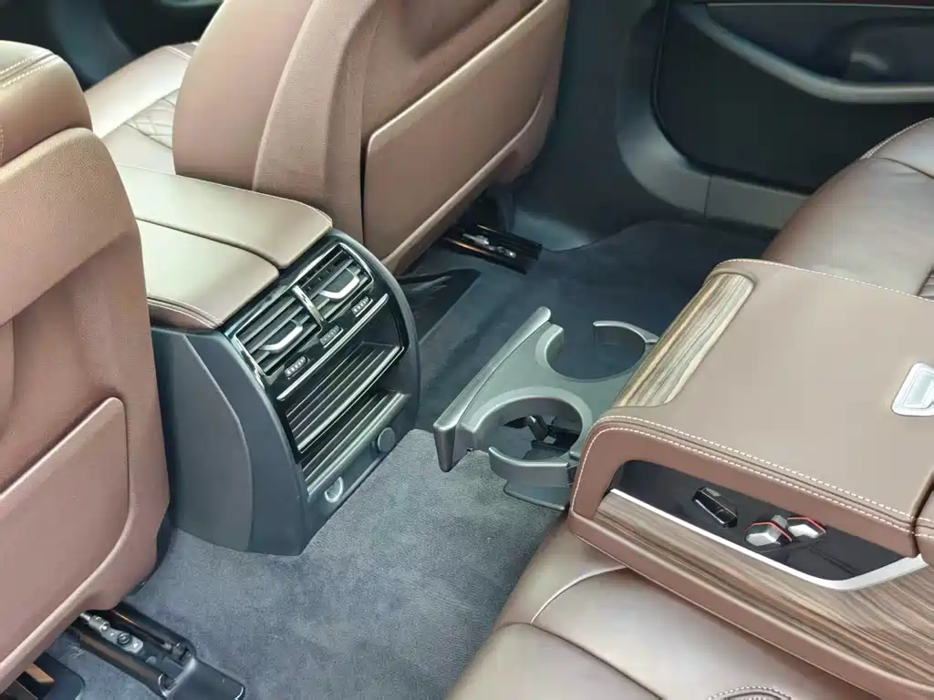 BMW 5 Series 2017 — фото 10