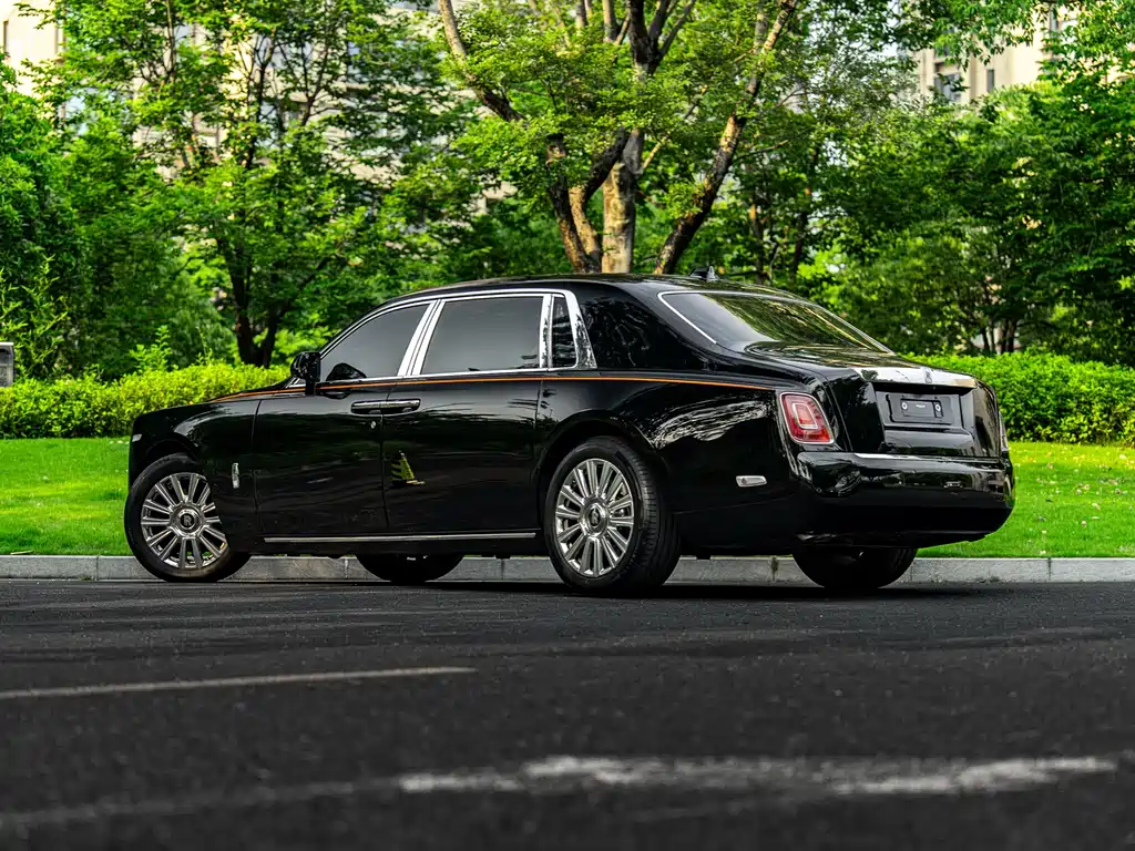 Rolls-Royce Phantom 2023 — фото 19