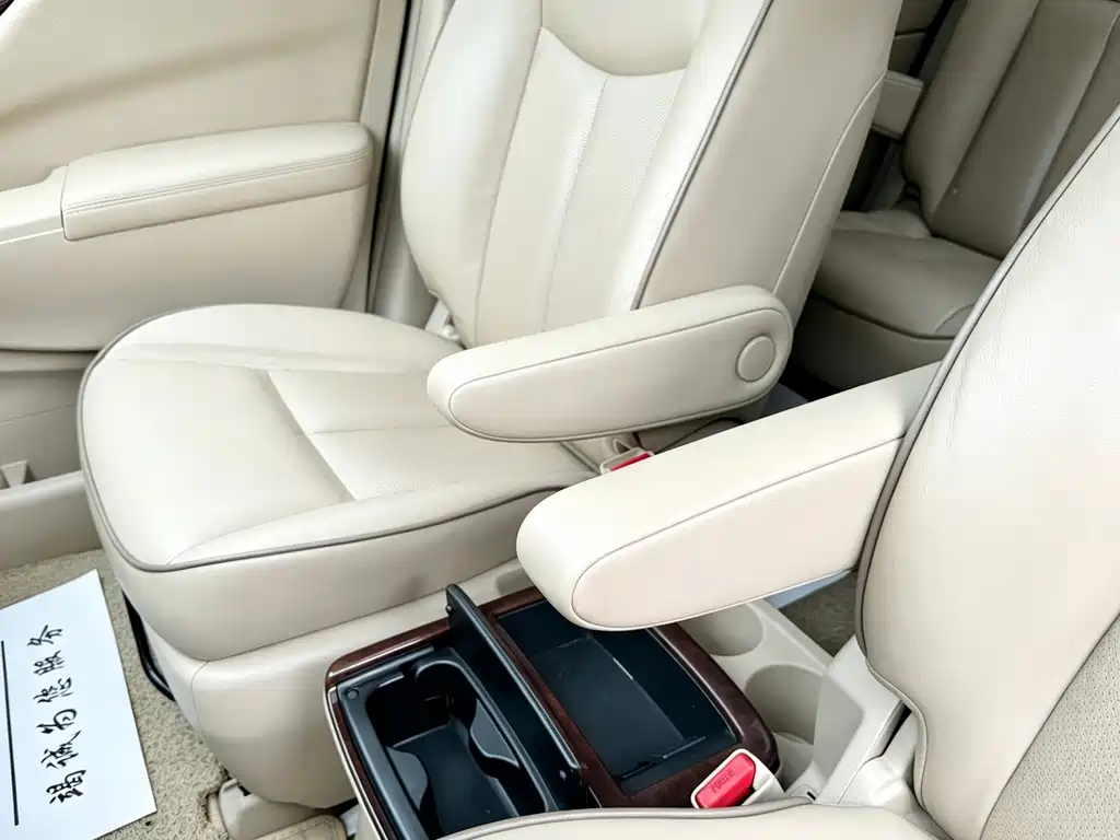 Nissan Quest 2015 — фото 12