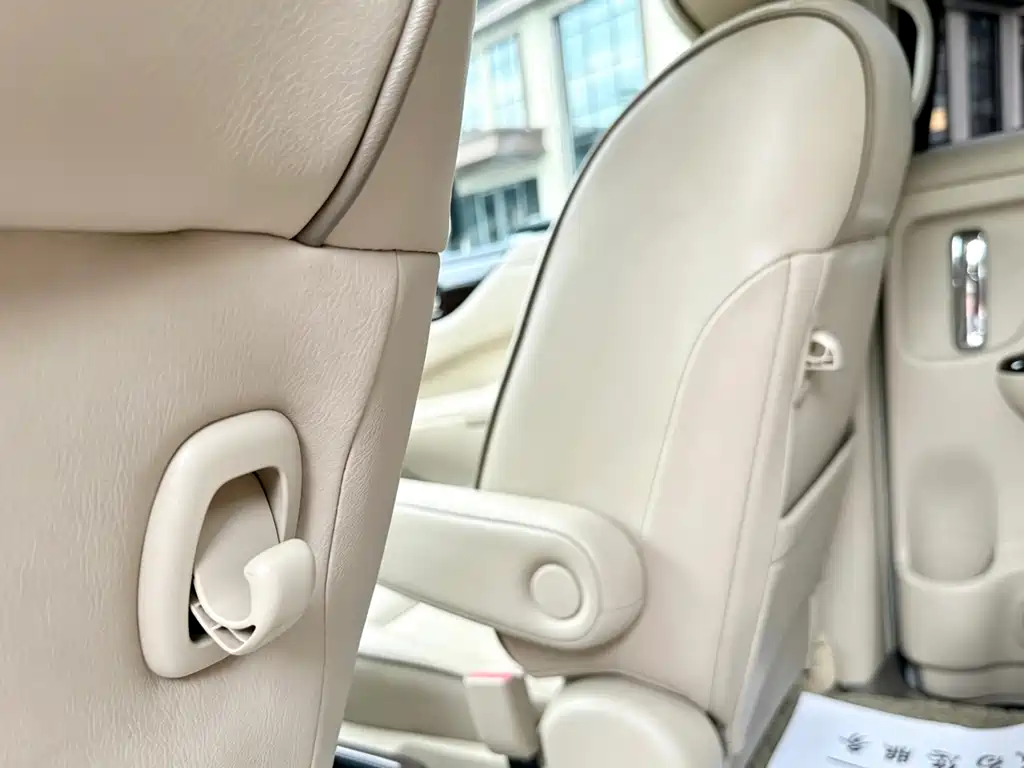 Nissan Quest 2015 — фото 27
