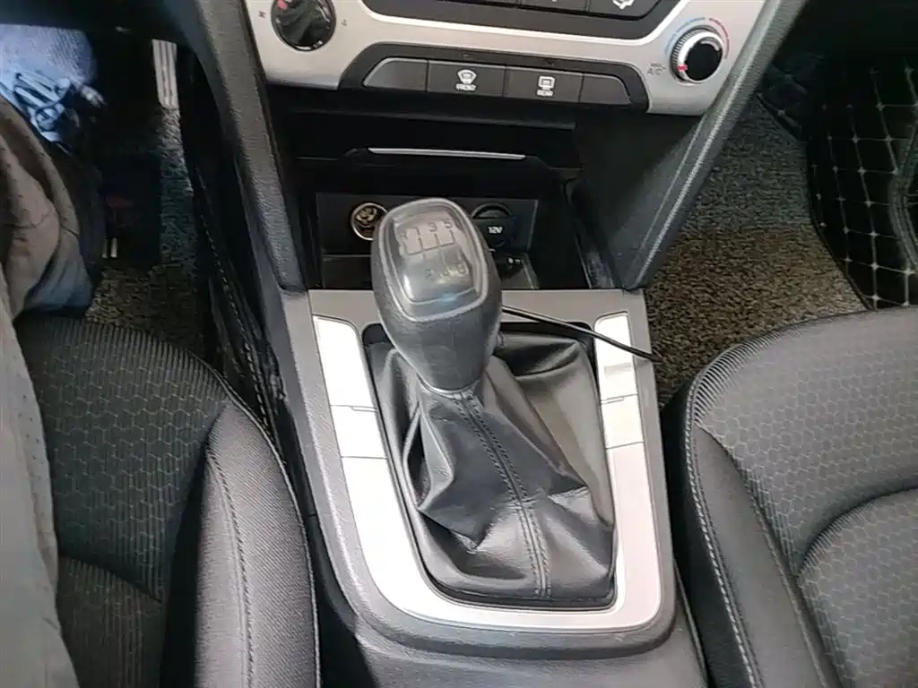 Hyundai Elantra 2017 — фото 14