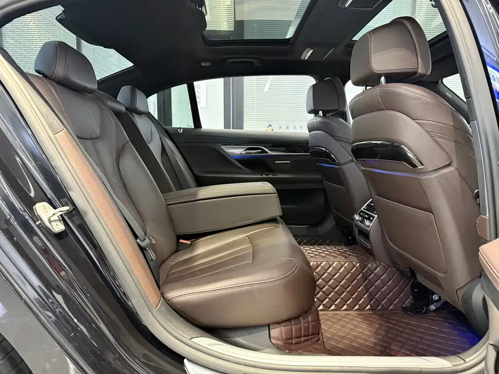 BMW 7 Series 2017 — фото 10