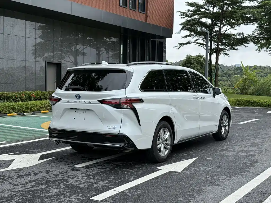 Toyota Sienna 2022 — фото 12