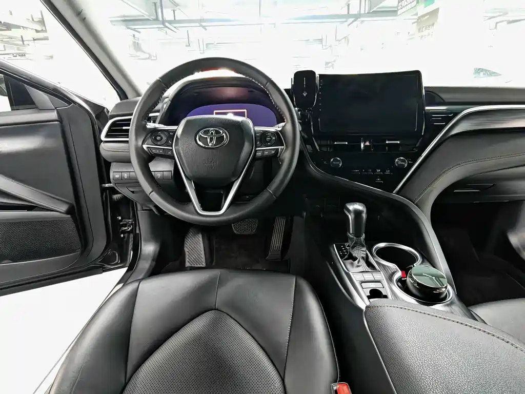 Toyota Camry 2023 — фото 8