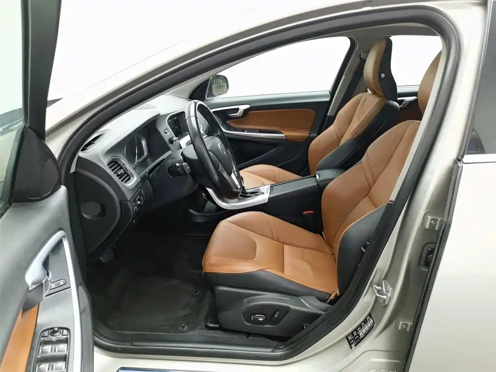 Volvo S60 2015 — фото 10