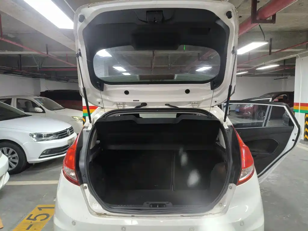 Ford Fiesta 2015 — фото 19