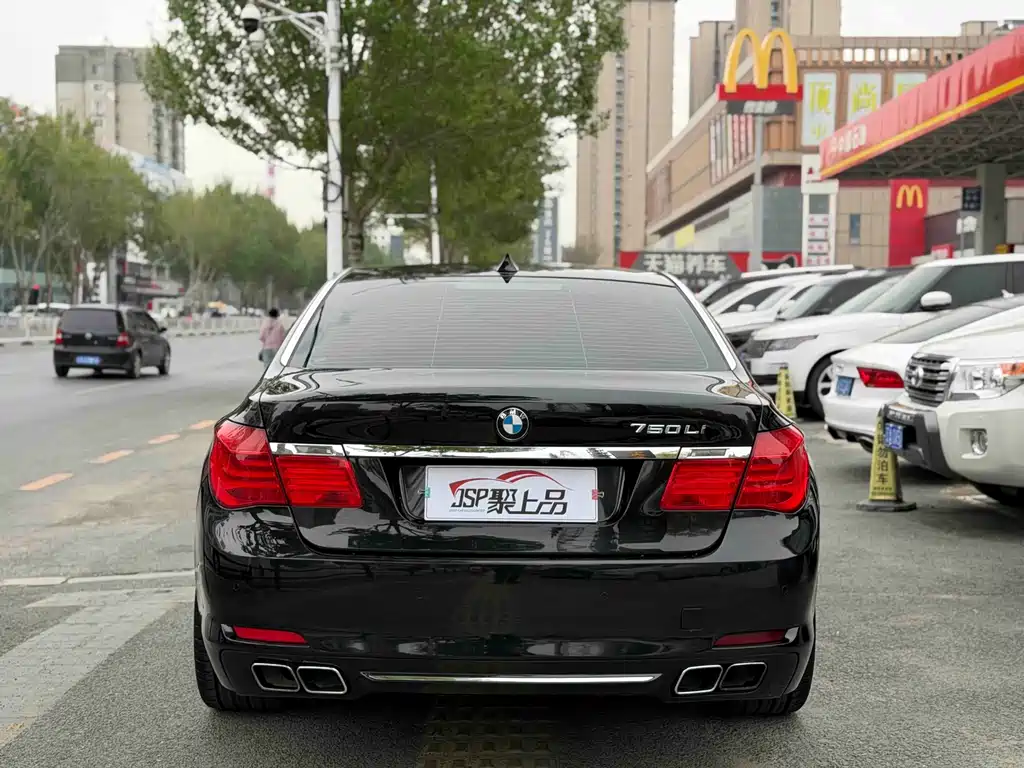 BMW 7 Series 2010 — фото 11