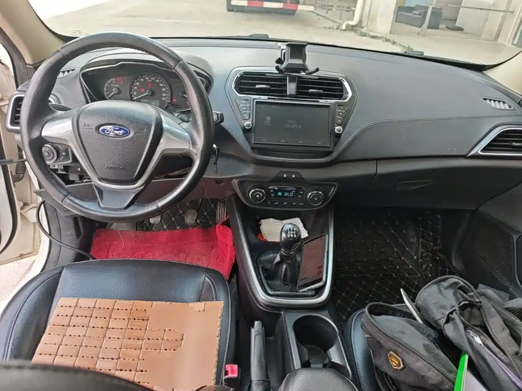 Ford Escort 2015 — фото 10