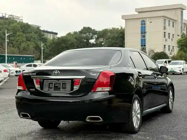 Toyota Crown 2011