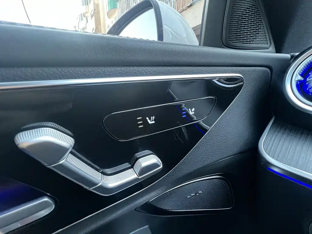 Mercedes-Benz C-Class 2025 — фото 15