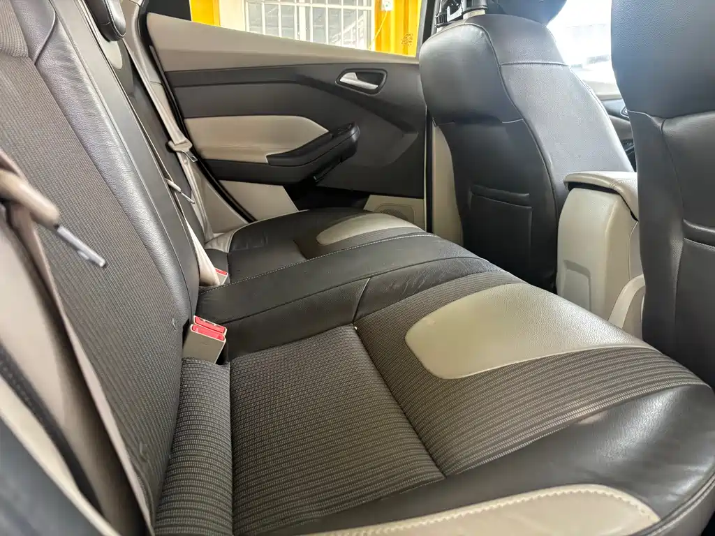 Ford Focus 2013 — фото 12