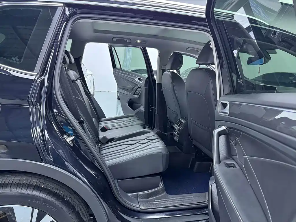 Volkswagen Tiguan L 2023 — фото 10