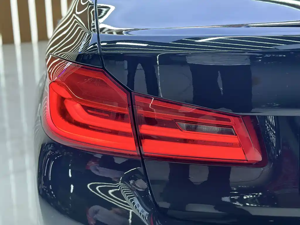 BMW 5 Series 2018 — фото 12