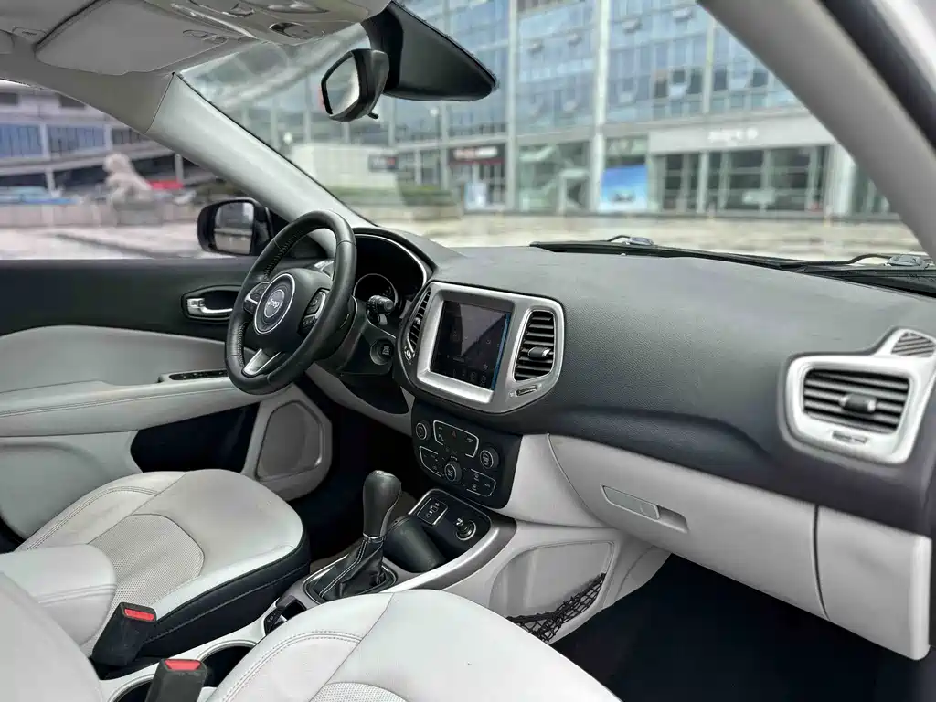Jeep Compass 2017 — фото 12