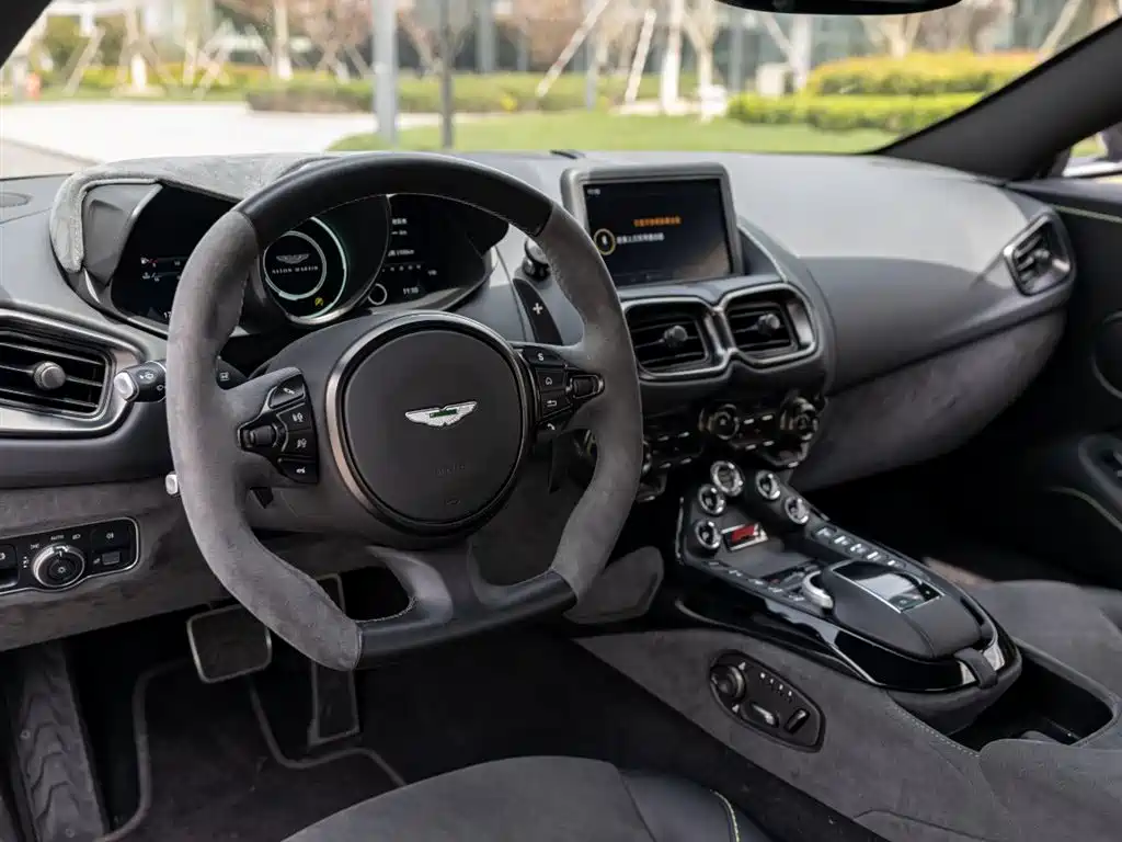 Aston Martin V8 Vantage 2022 — фото 11