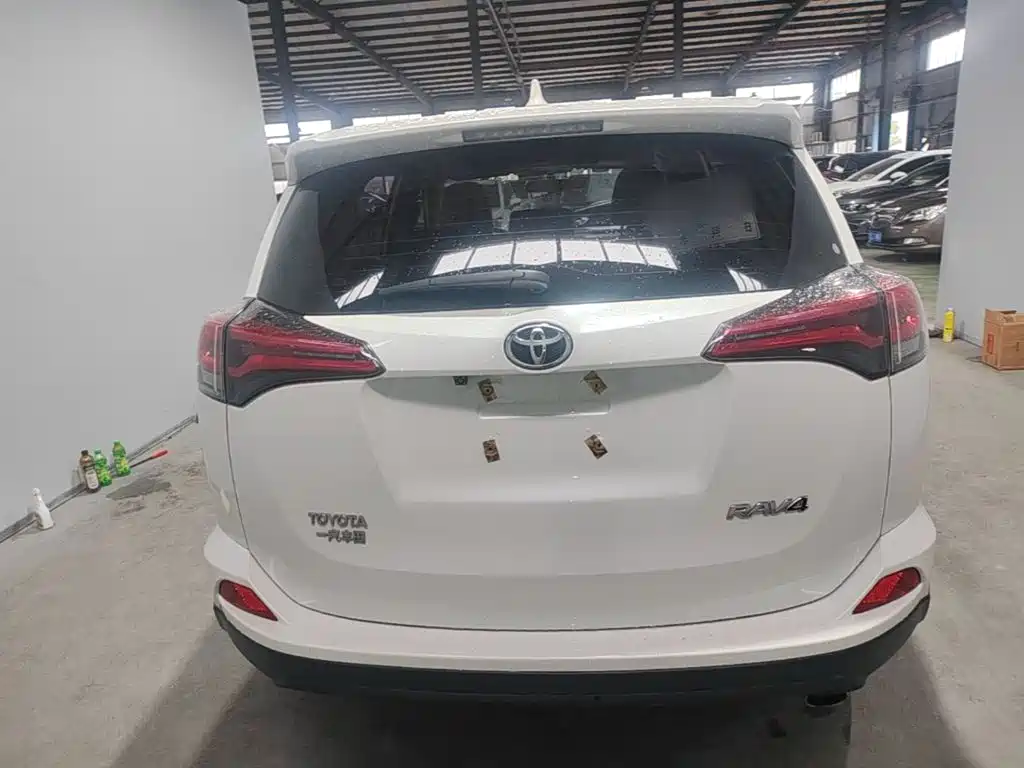 Toyota RAV4 2018 — фото 4