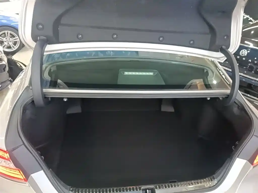 Toyota Camry 2018 — фото 19