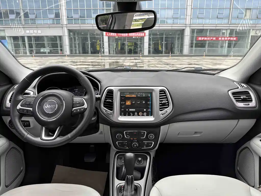 Jeep Compass 2017 — фото 13