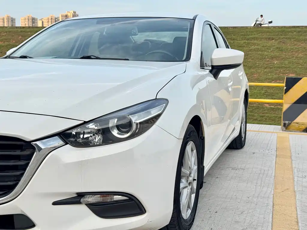 Mazda 3 Axela 2019 — фото 10