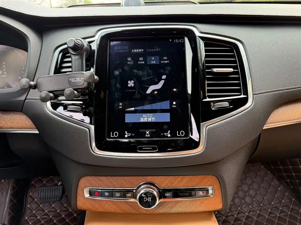 Volvo XC90 Plug-In Hybrid 2018 — фото 10