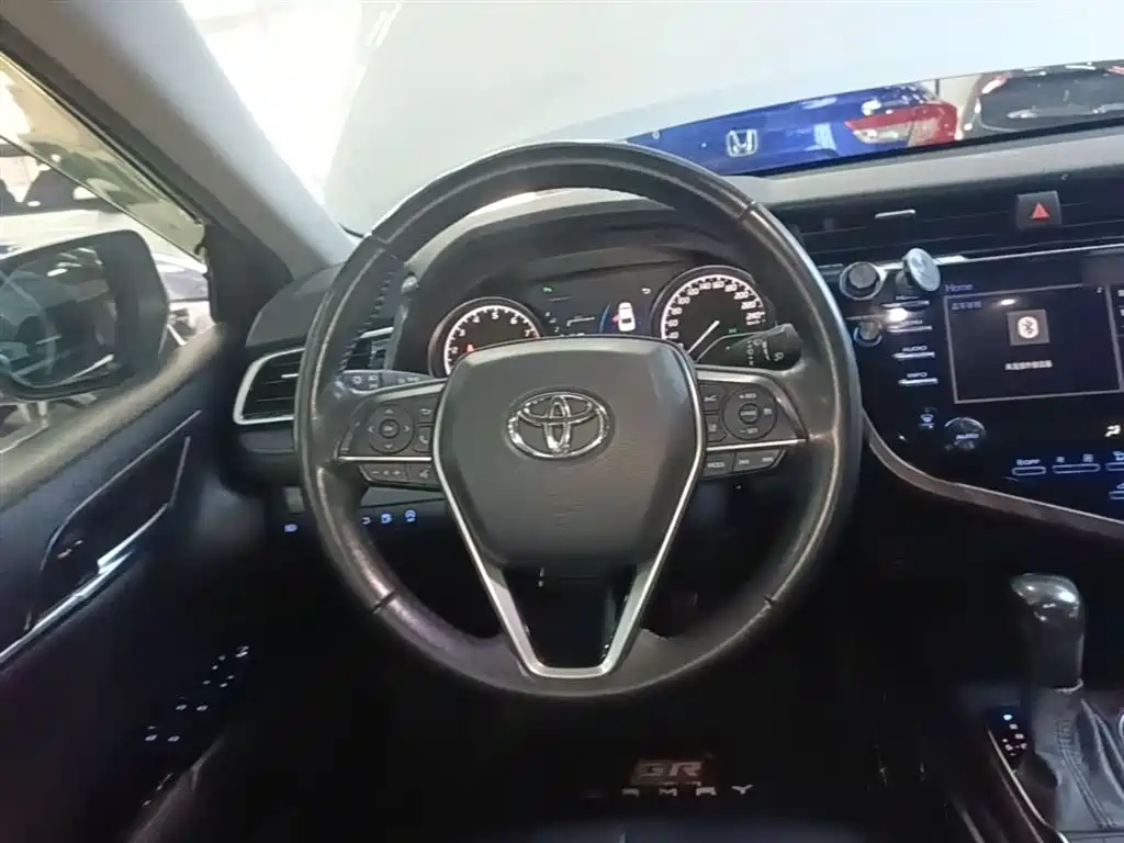 Toyota Camry 2018 — фото 11