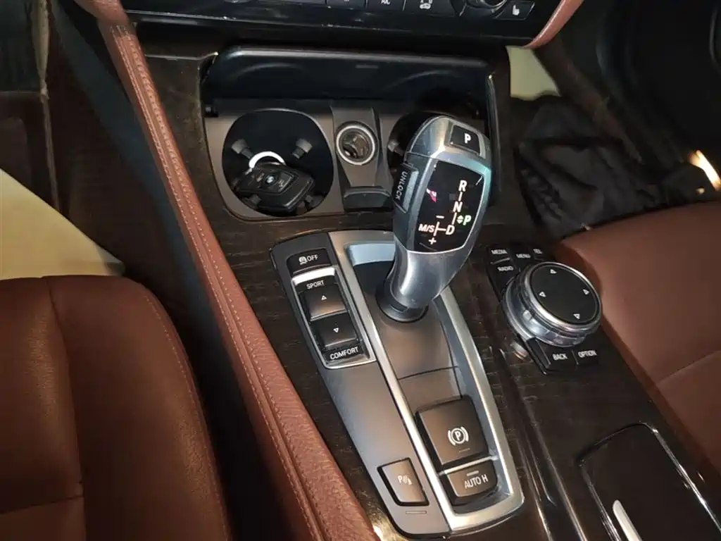 BMW 5 Series 2016 — фото 14